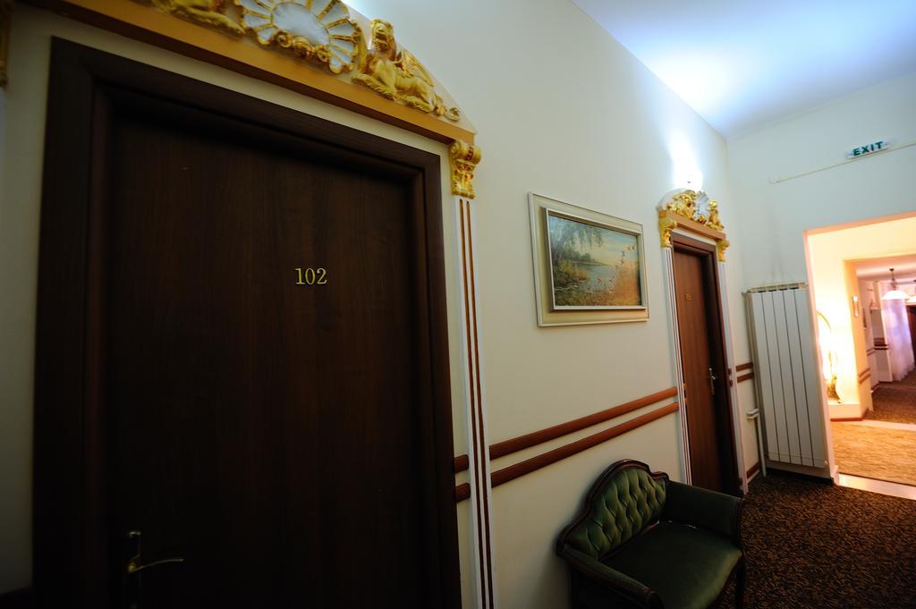 Hotel Royal Крайова Экстерьер фото